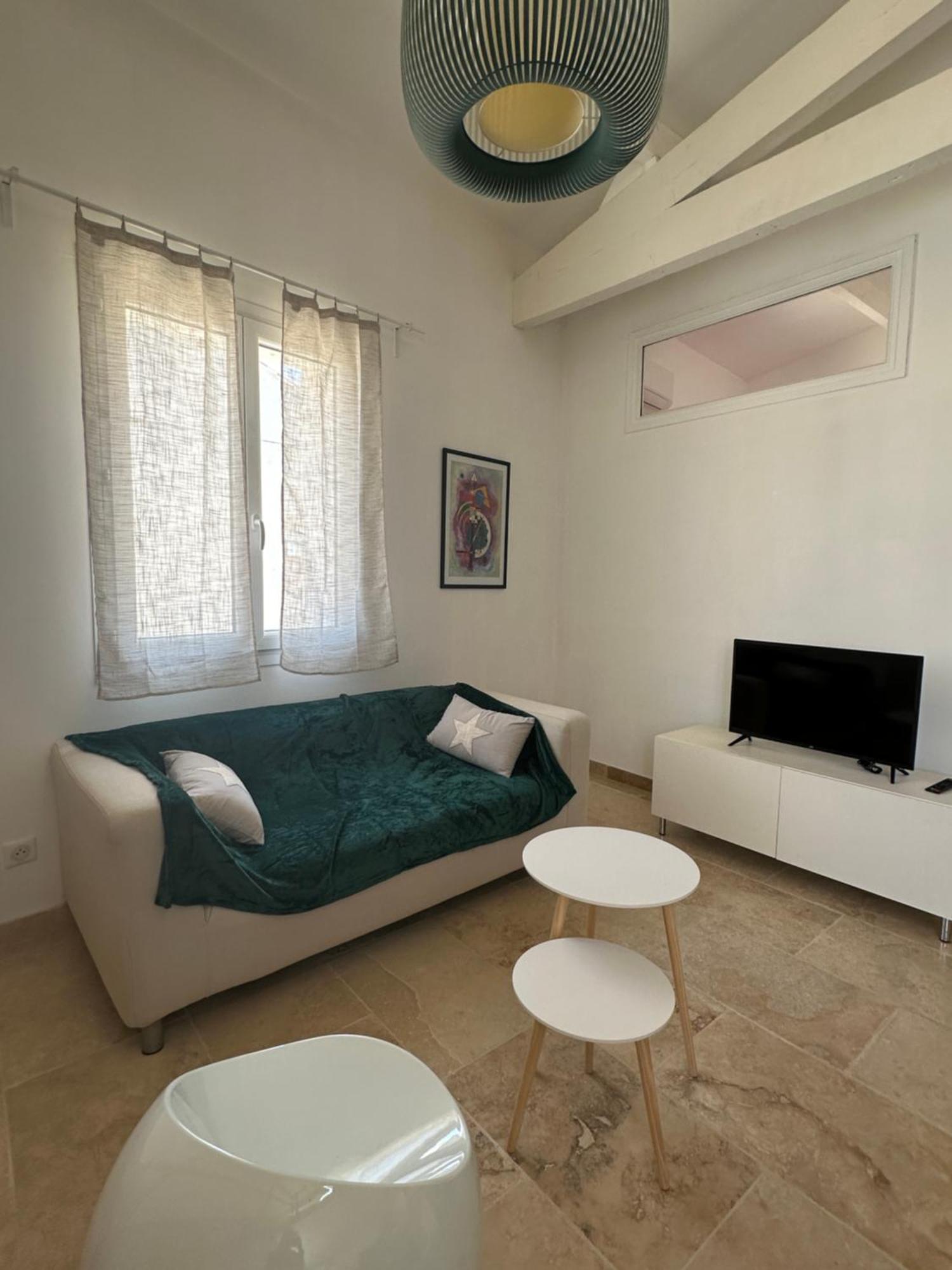 Appartement Avec Vue Sur L Eglise Des Saintes Exterior foto