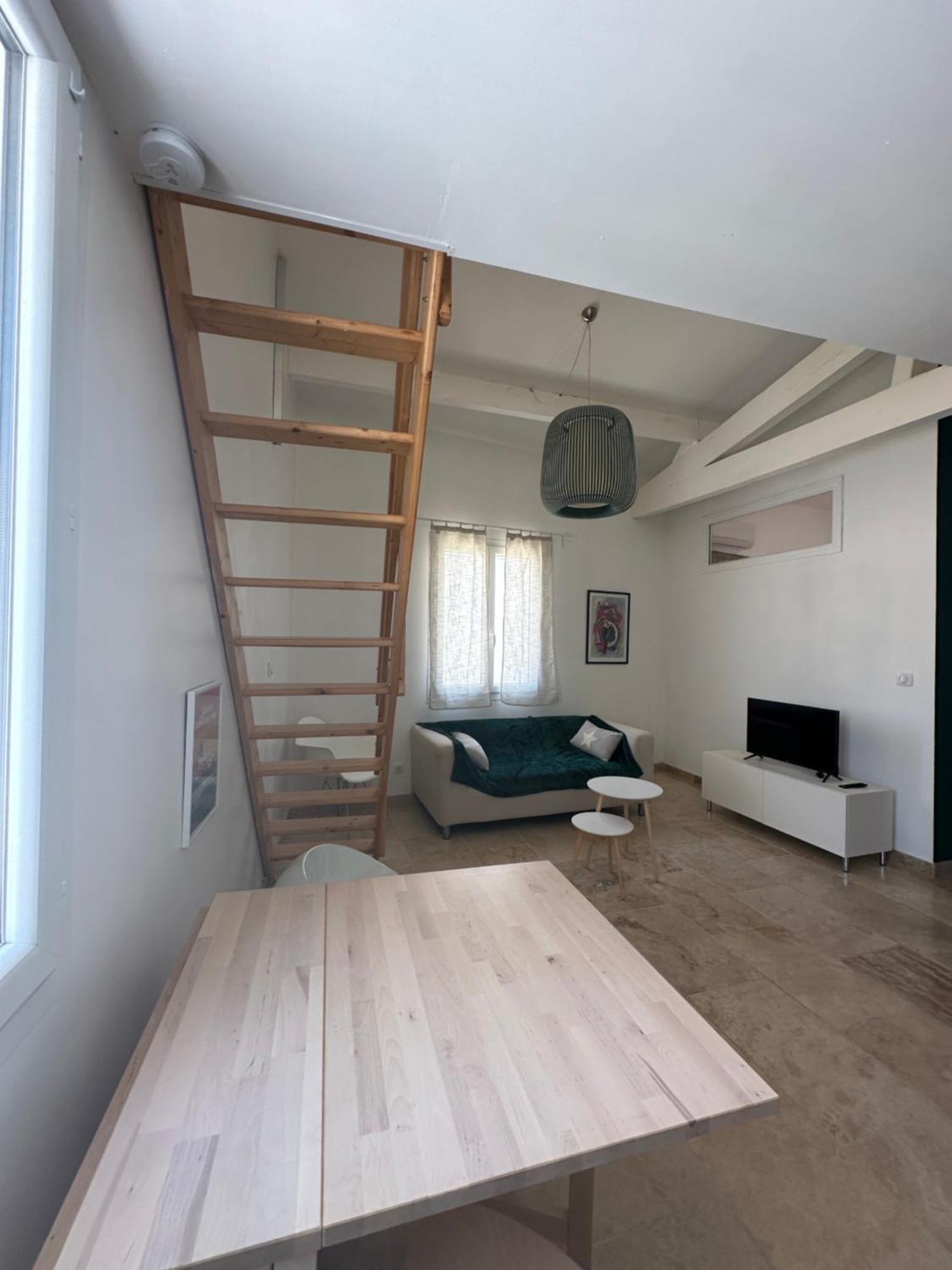 Appartement Avec Vue Sur L Eglise Des Saintes Exterior foto